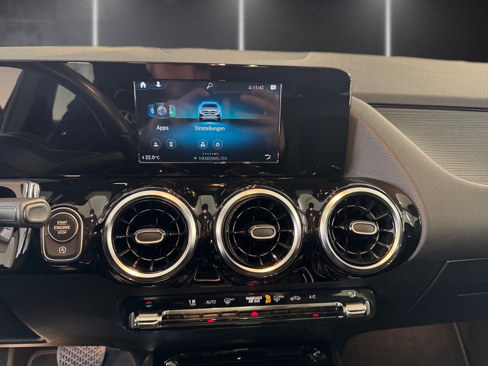 Fahrzeugabbildung Mercedes-Benz GLA 200 Progressive*Pano*Distro*HuD*MBeam*Totwi*