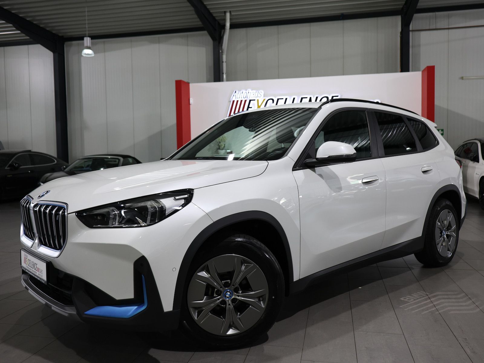 BMW iX1 30 xDrive 95,7% PREMIUM / HARMAN/KARDON, LED foto 5