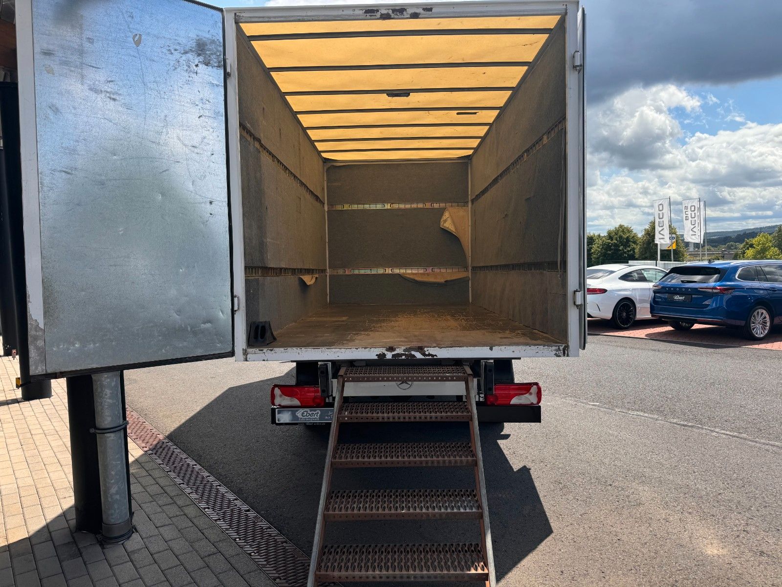 Fahrzeugabbildung Mercedes-Benz Sprinter 516 CDI 4325 Möbelkoffer Treppe