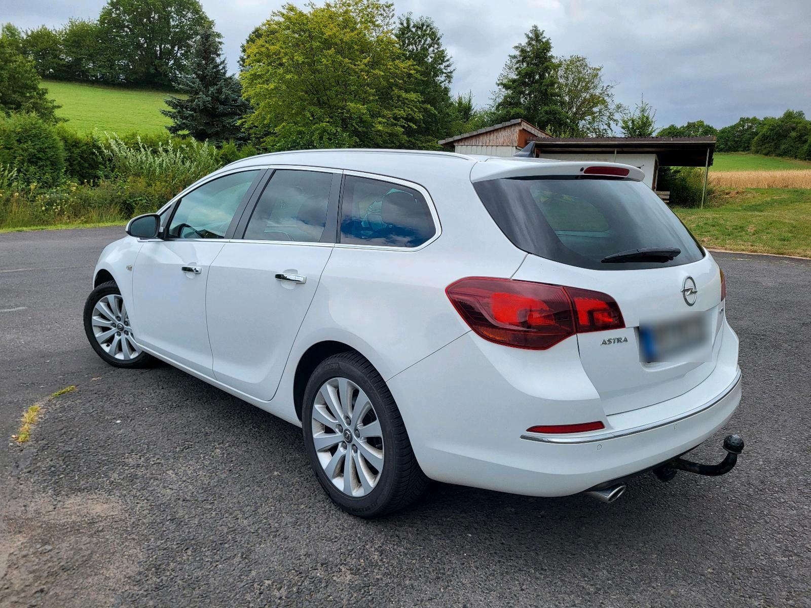 Opel Astra 2013 — interior