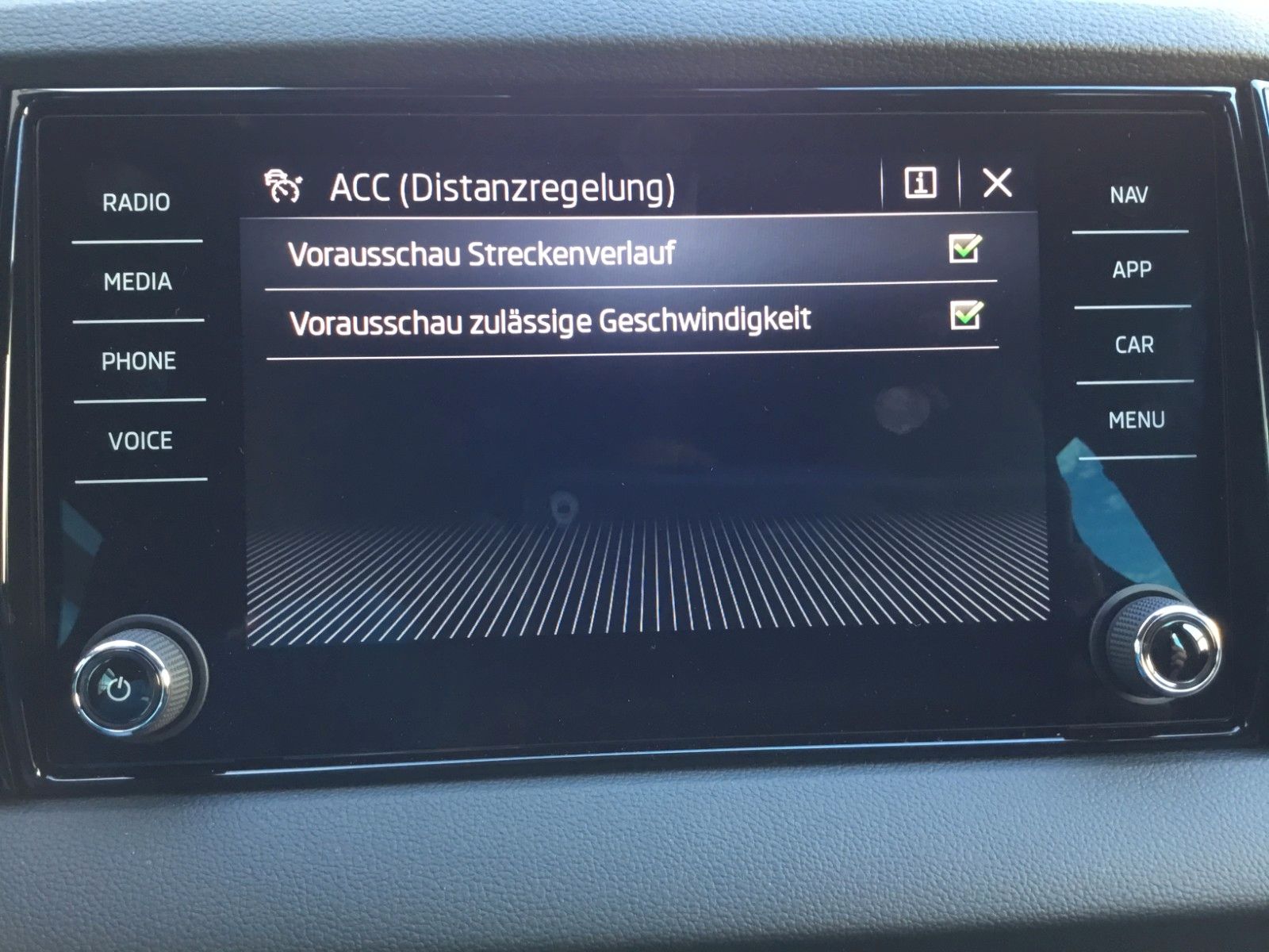 Fahrzeugabbildung SKODA Karoq 2.0l TSI DSG 4x4 Sportline+Pano+Standheizu