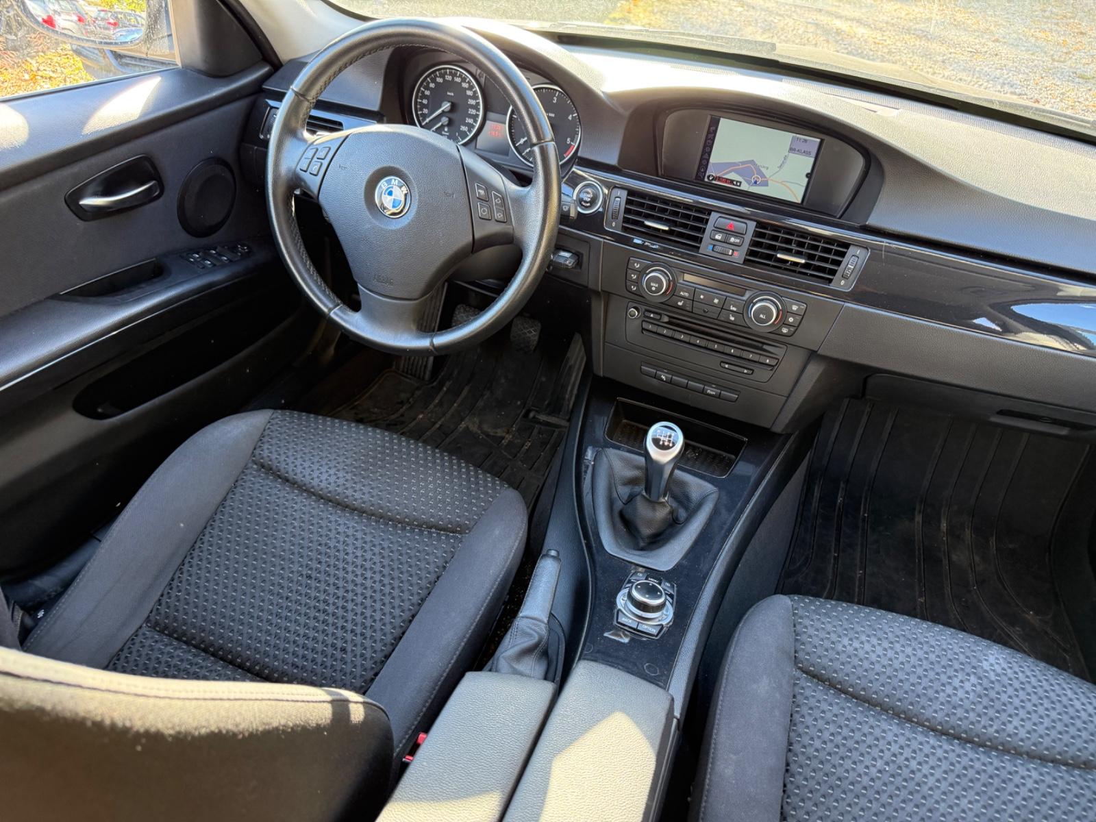 BMW 320 2012 — photo 16