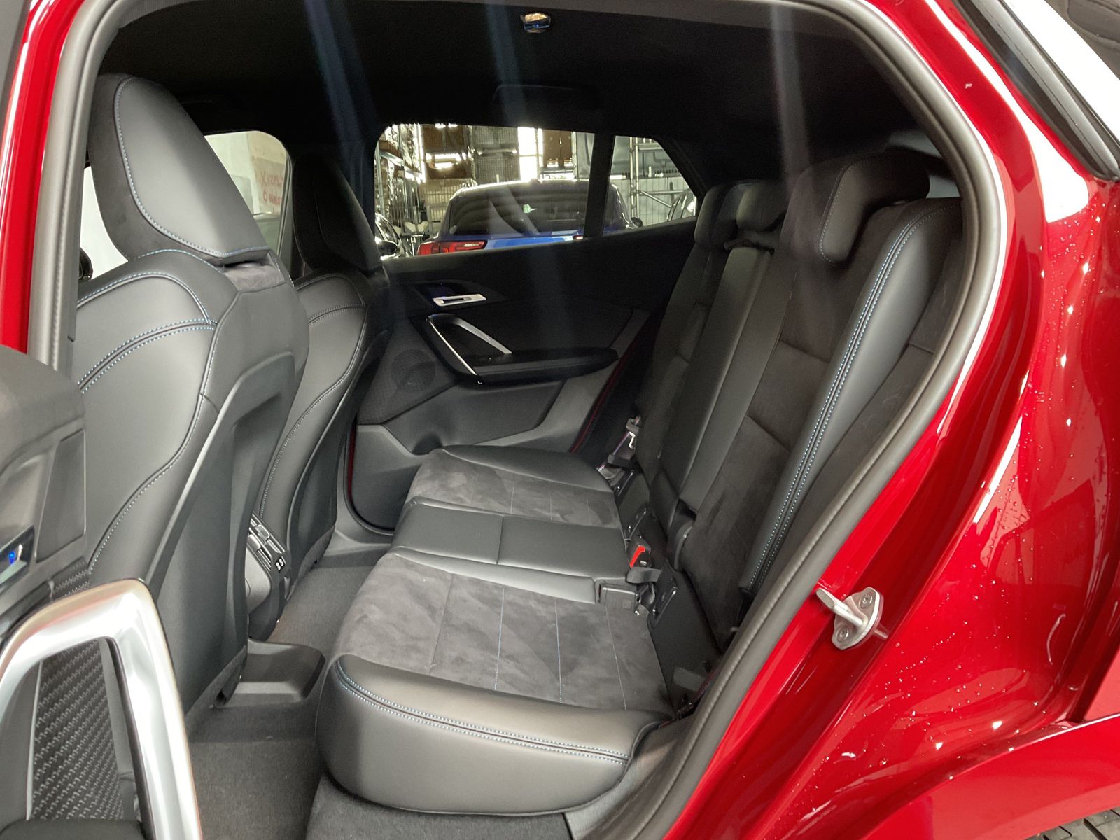 Fahrzeugabbildung BMW iX2 20" LMR, Komfortzugang, AHK M Sportpaket
