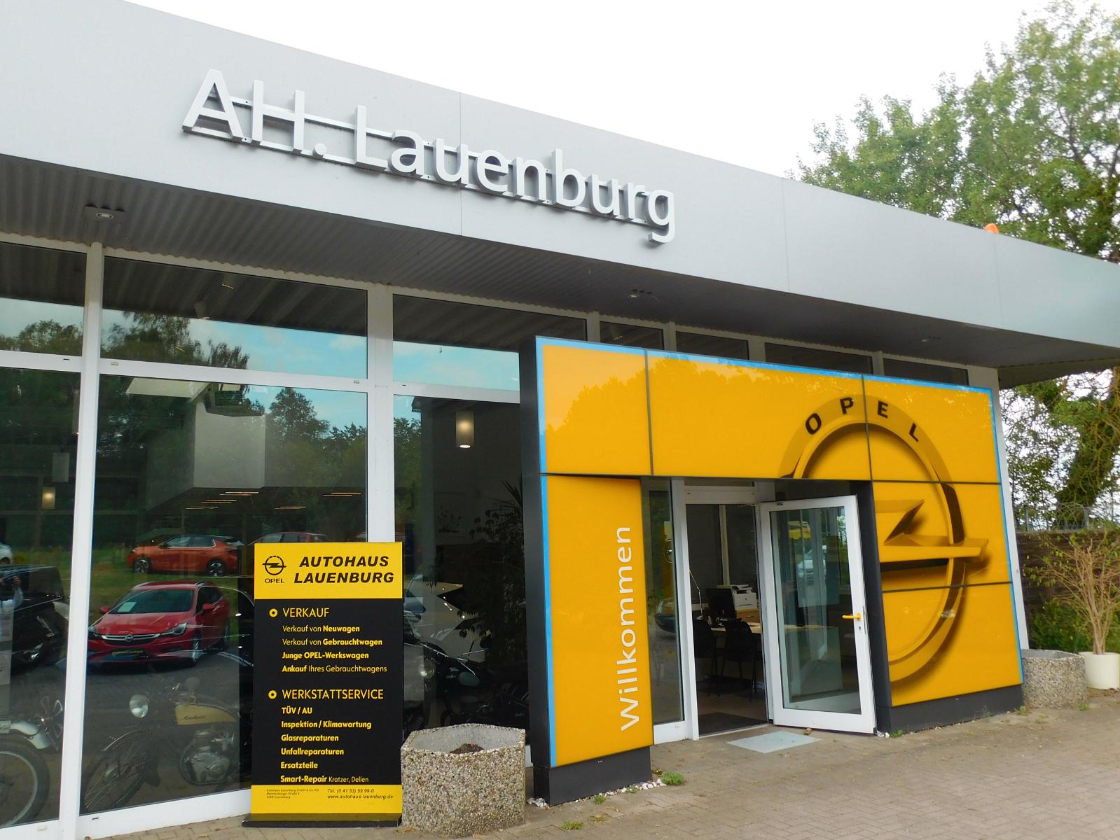 Opel Astra 2011 — photo 19