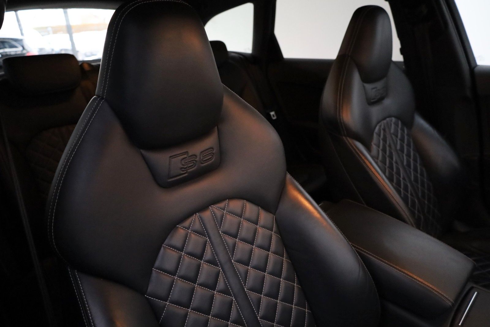 Fahrzeugabbildung Audi S6 Avant 4.0 TFSI quattro Leder,Navi,Matrix-LED