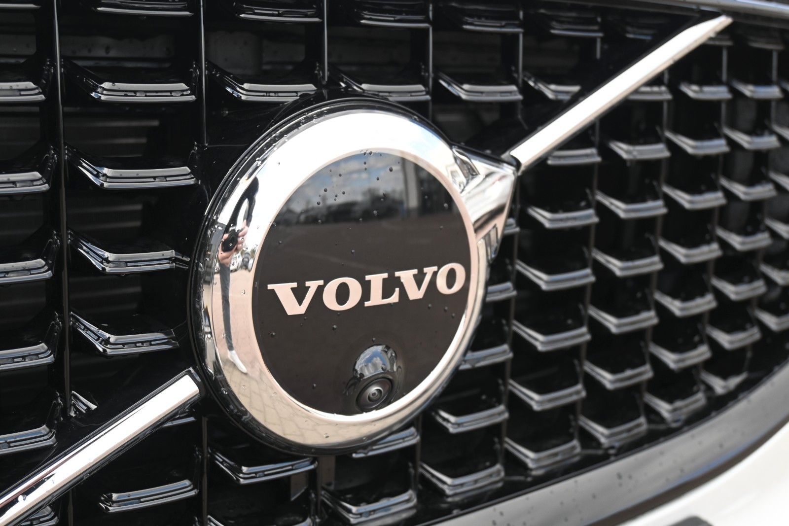 Fahrzeugabbildung Volvo XC60 B5 AWD Ultra Dark*LUFT*360°*ACC*B&W*AHK