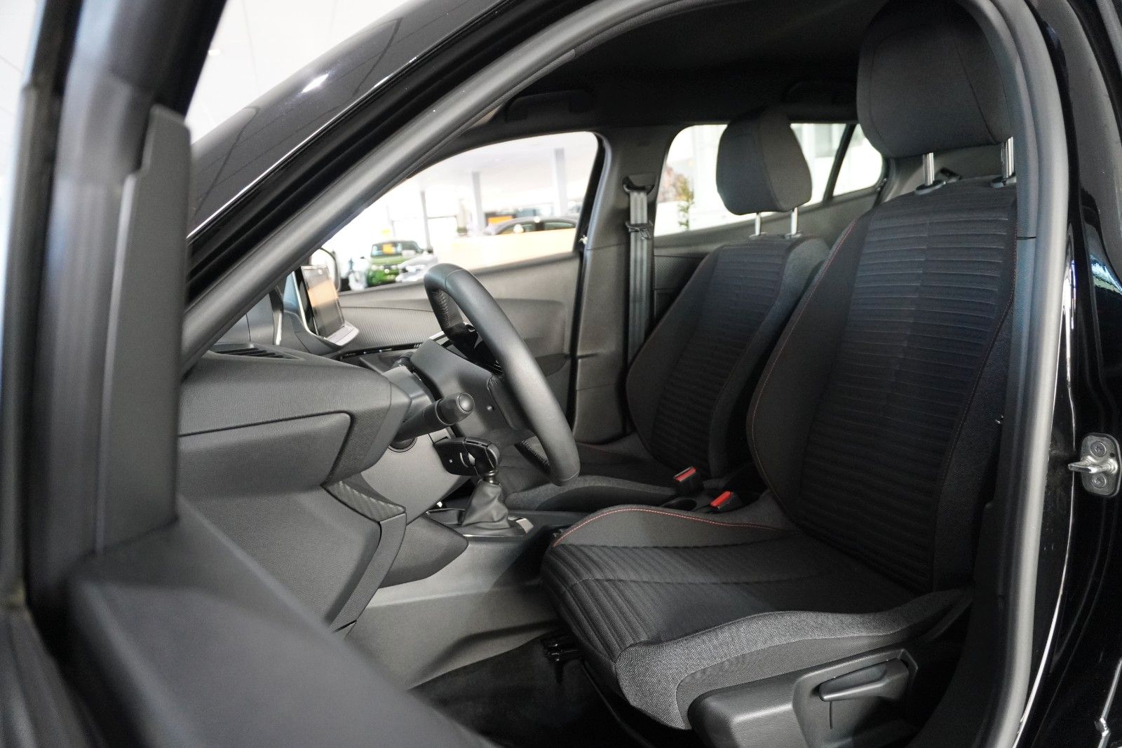 Fahrzeugabbildung Peugeot 2008 1.2T ACTIVE PACK NAVI/LED/KAMERA/SPORT/SH