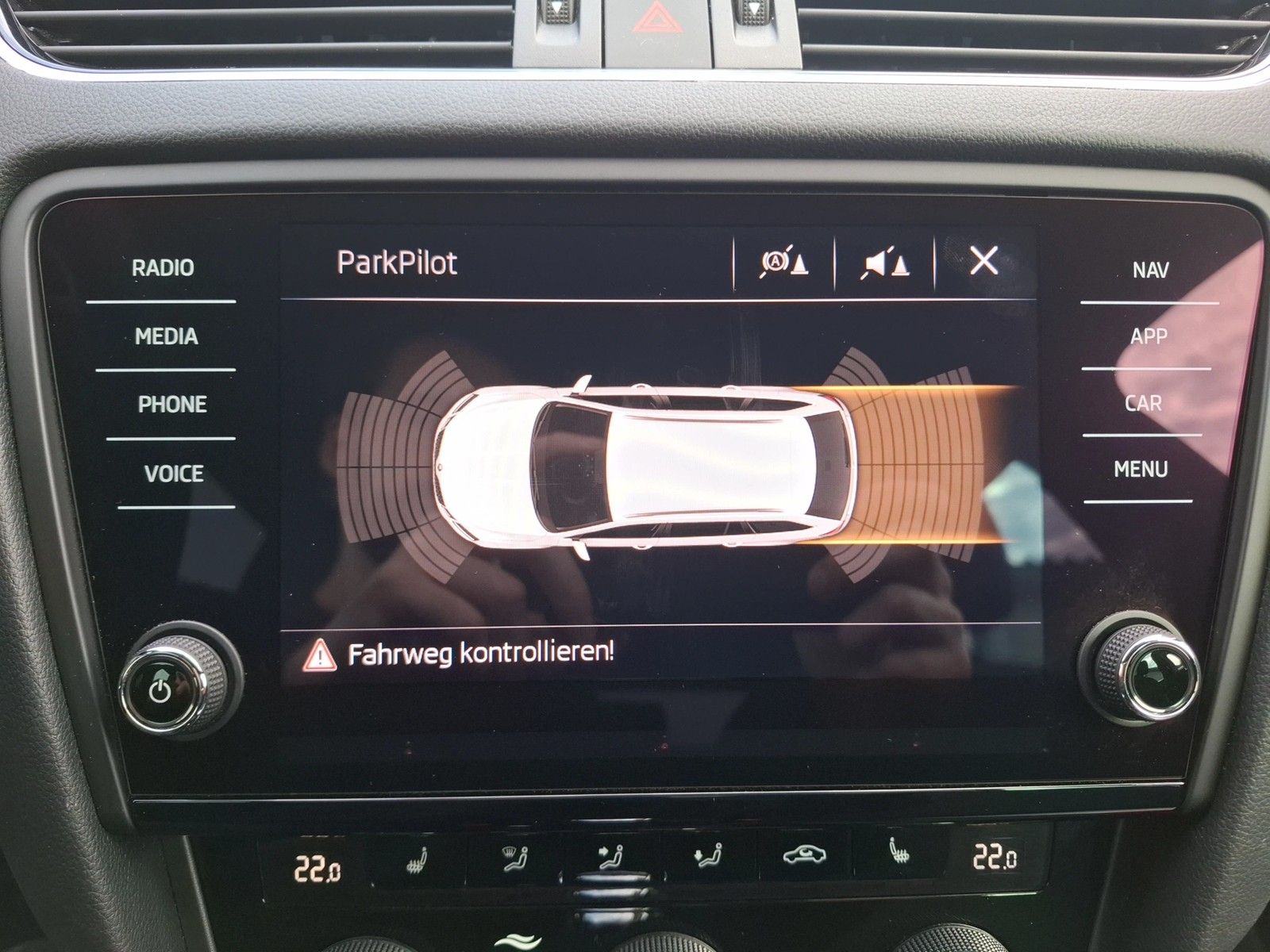 Fahrzeugabbildung SKODA Octavia Combi TSI L&K DSG LED Navi ACC PDC SHZ 1