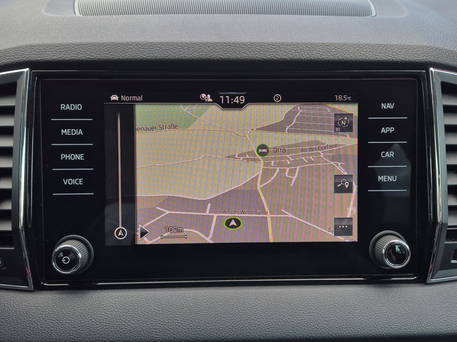 Fahrzeugabbildung SKODA Karoq TSI Clever DSG LED AHK Navi VC ACC RFK SH