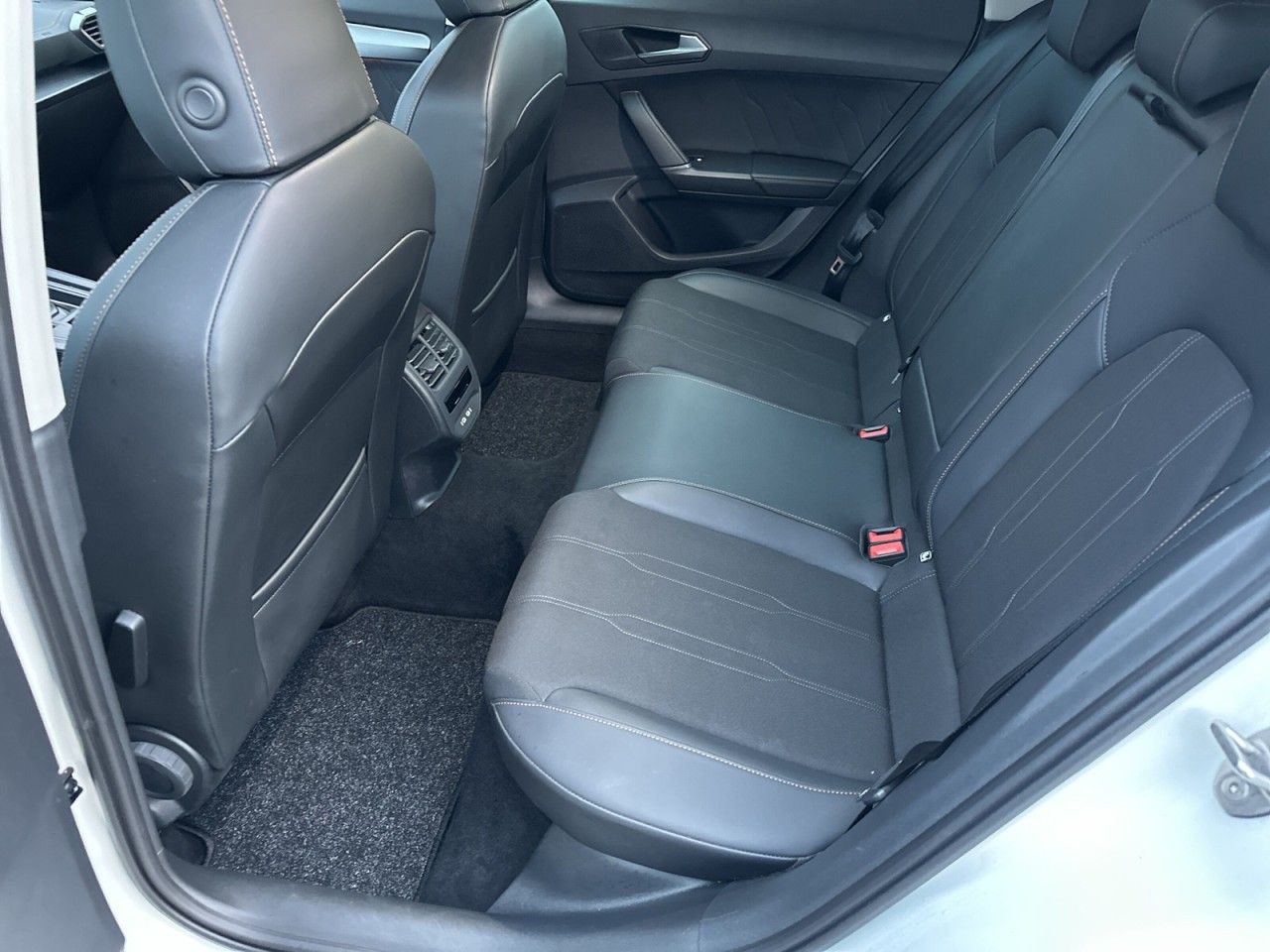 Fahrzeugabbildung CUPRA Formentor 1.4 e-HYBRID (204PS) - mit KI generiert/bearbeitet