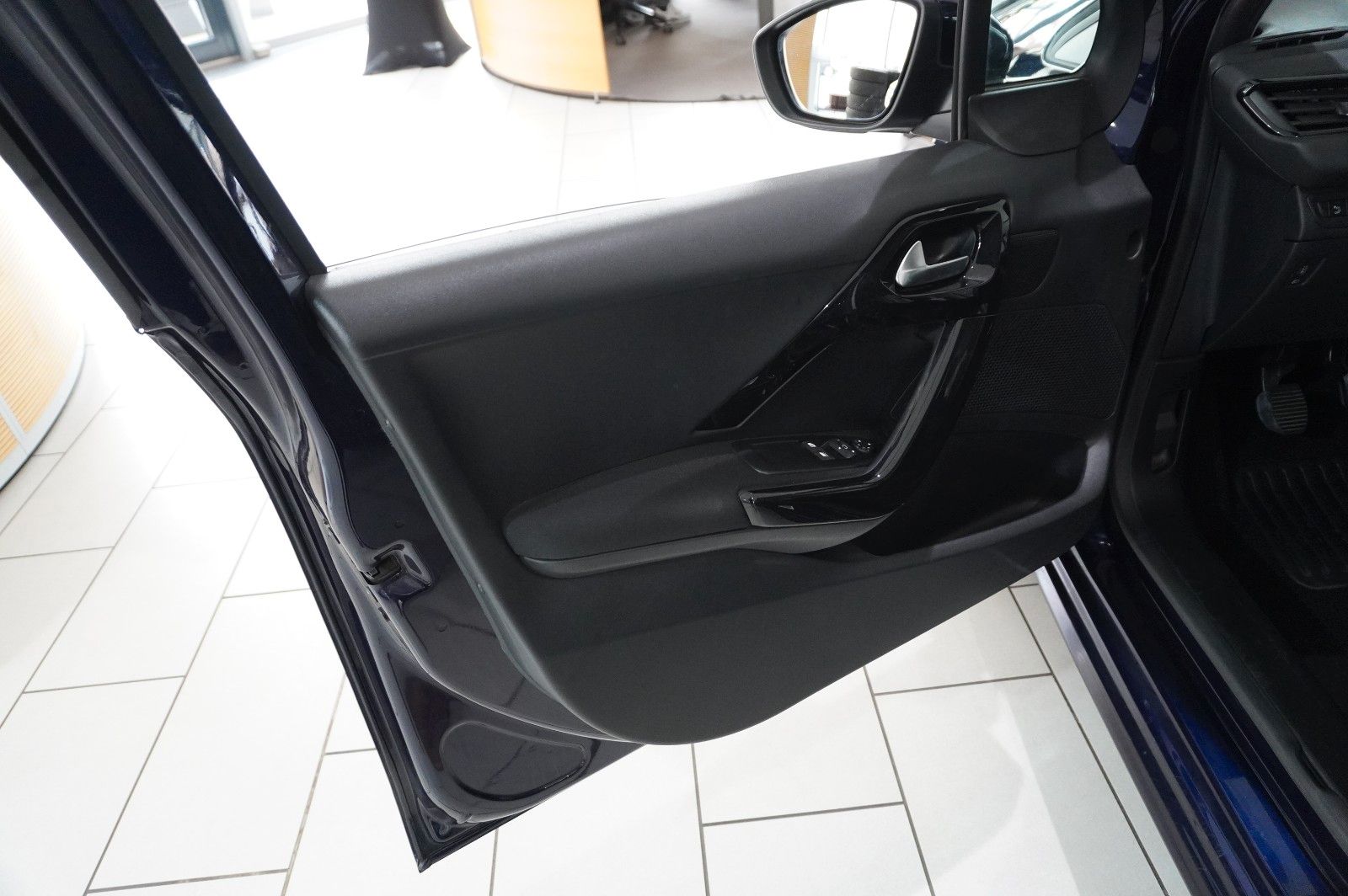 Fahrzeugabbildung Peugeot 208 LIM. 1.2 ACTIVE NAVI/LED/KLIMA/SHZ/PDC/TEMP