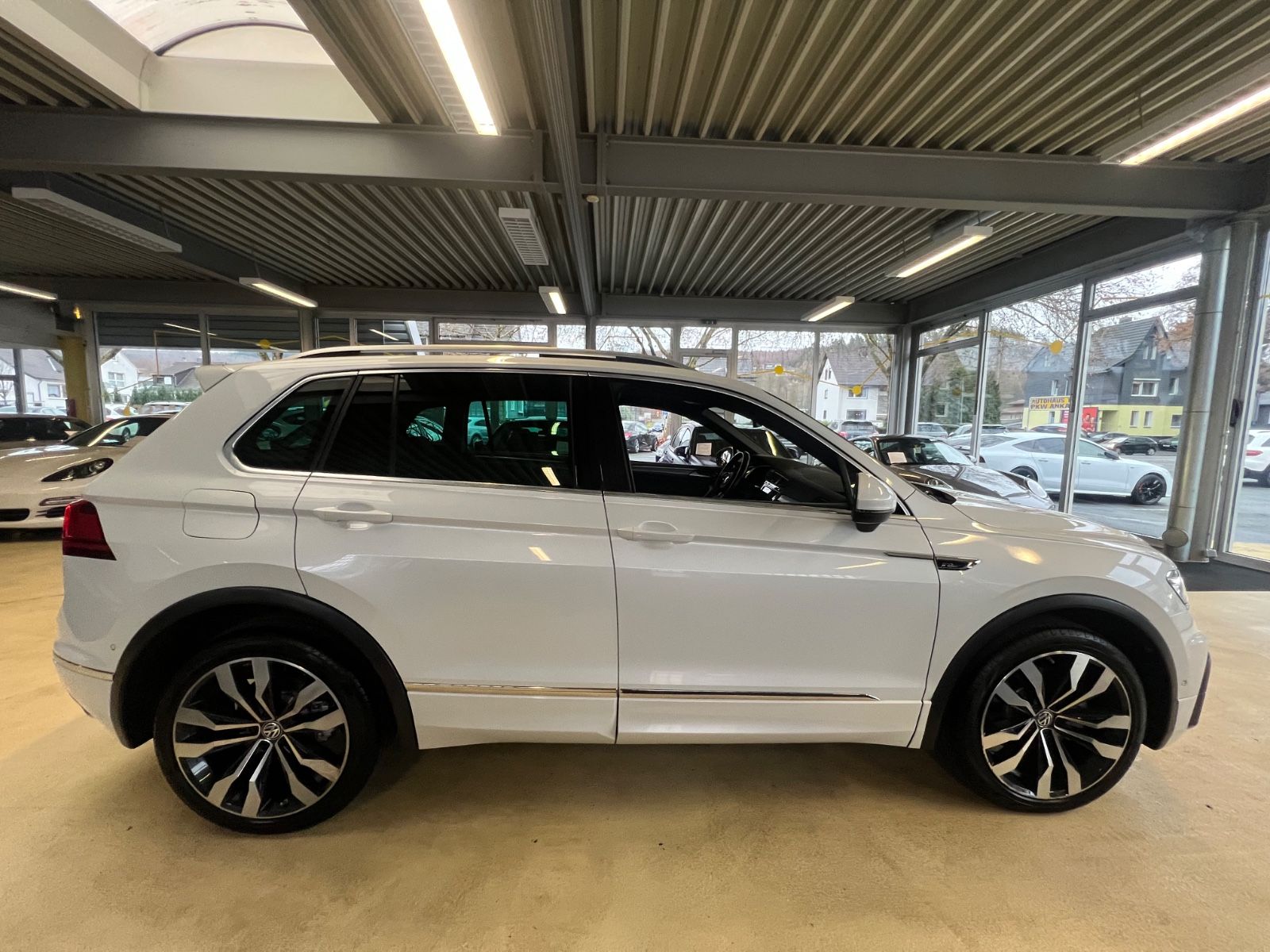 Fahrzeugabbildung Volkswagen Tiguan 2.0TDI DSG Highline 4Motion R line 239PS