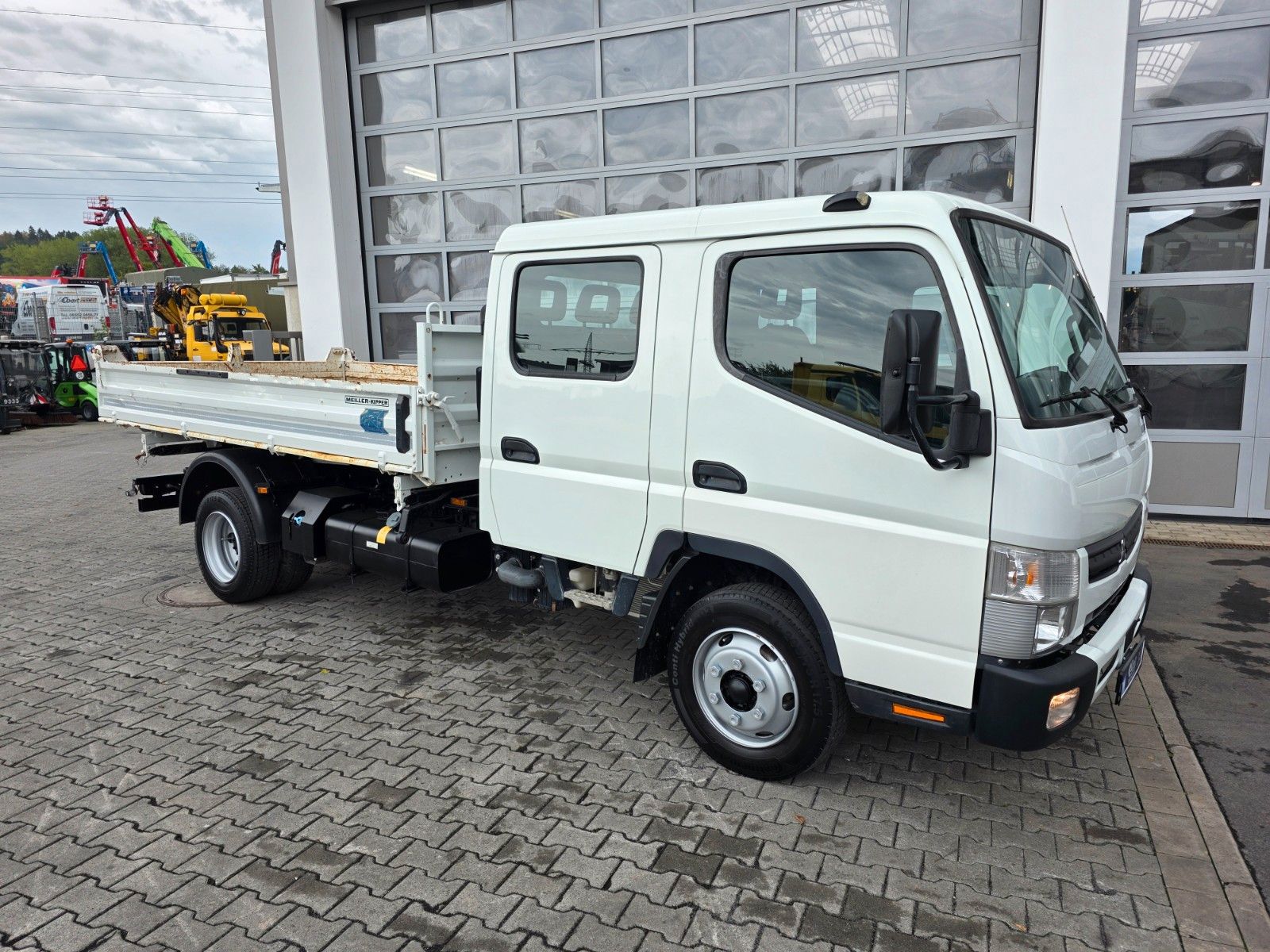 Fahrzeugabbildung Mitsubishi Fuso Canter 7C18D DoKa 7 Sitze AHK