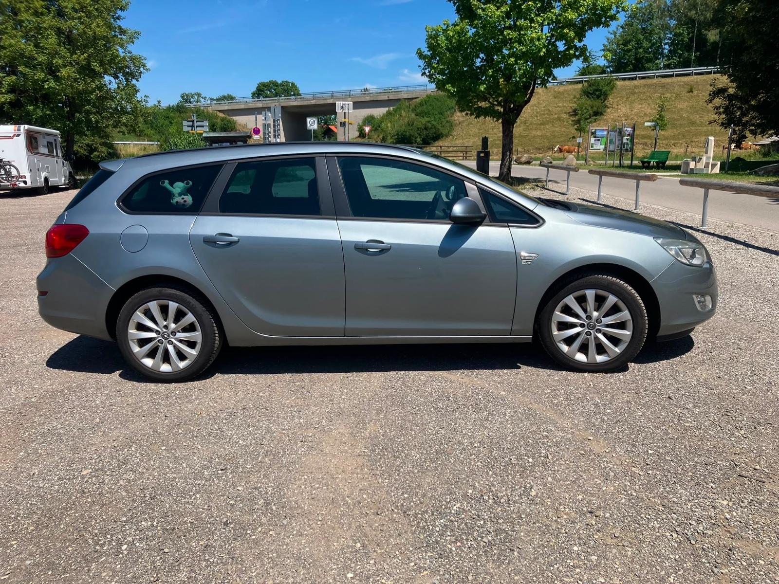 Opel Astra 2012 — rear view