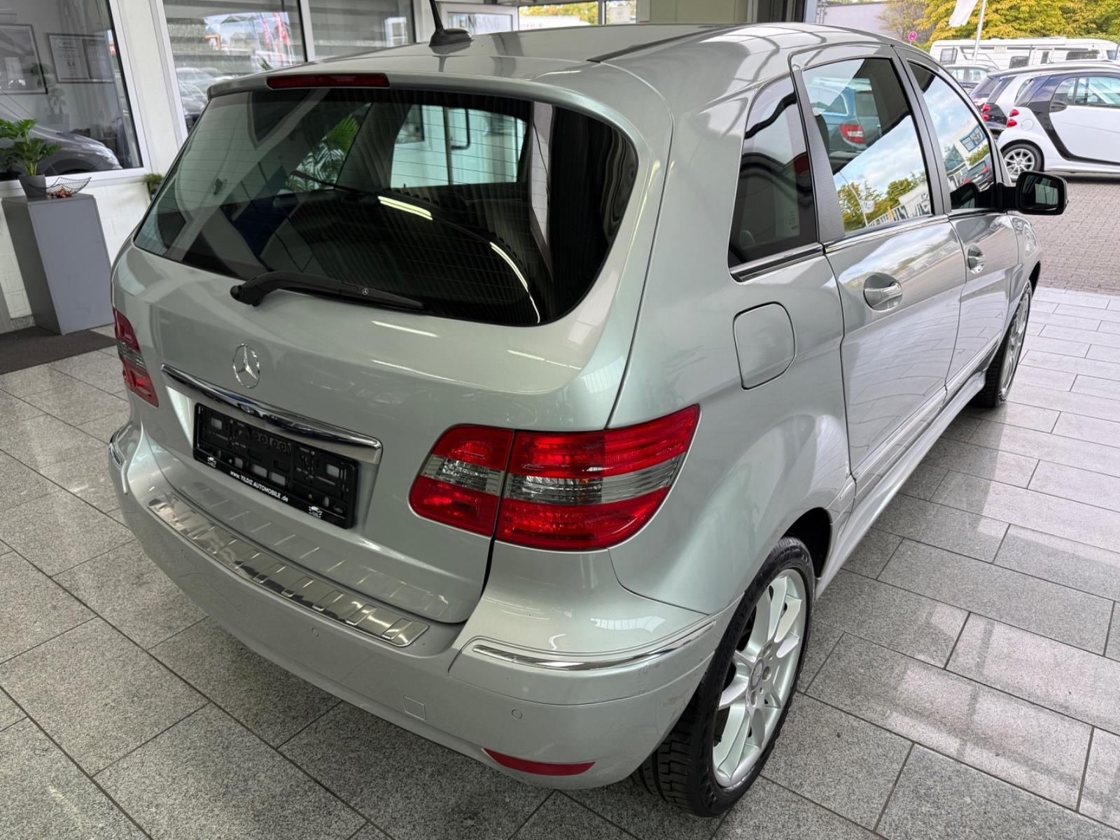 Mercedes-Benz B 200*SPORT*AUTOMATIK*SHZ*NAVI*AHK*TEMP*PARK-ASS