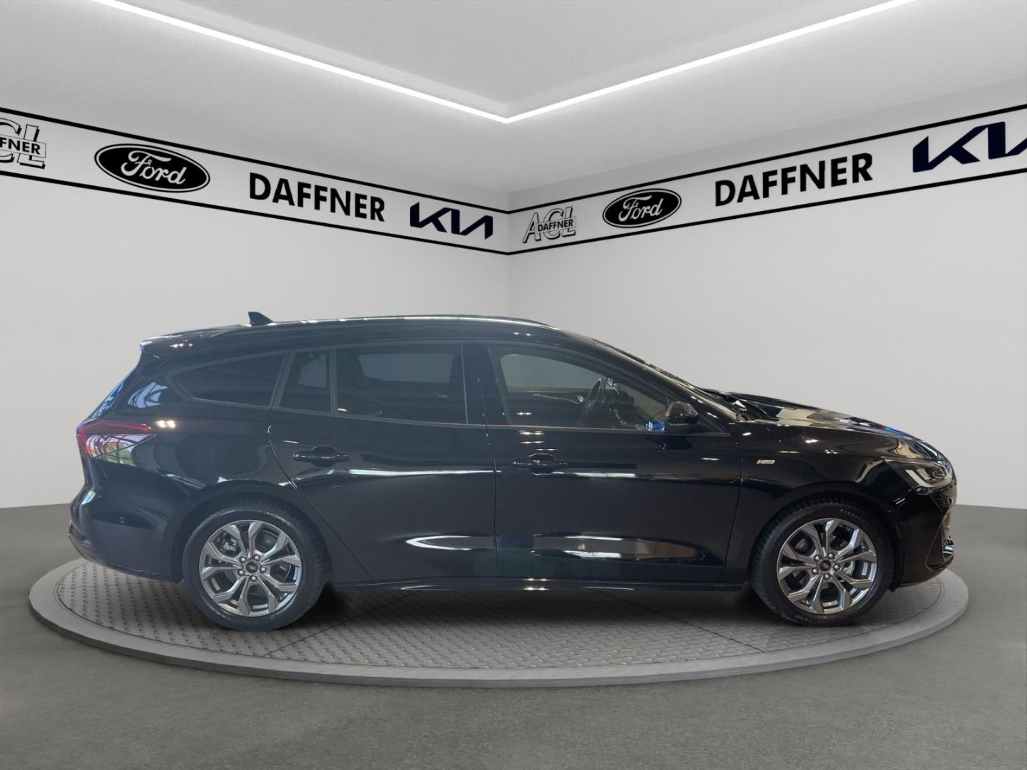 Fahrzeugabbildung Ford Focus Turnier ST-Line X AHK, WINTERPAKET