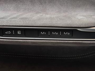 2019 Ferrari GTC4LUSSO — миниатюра 17