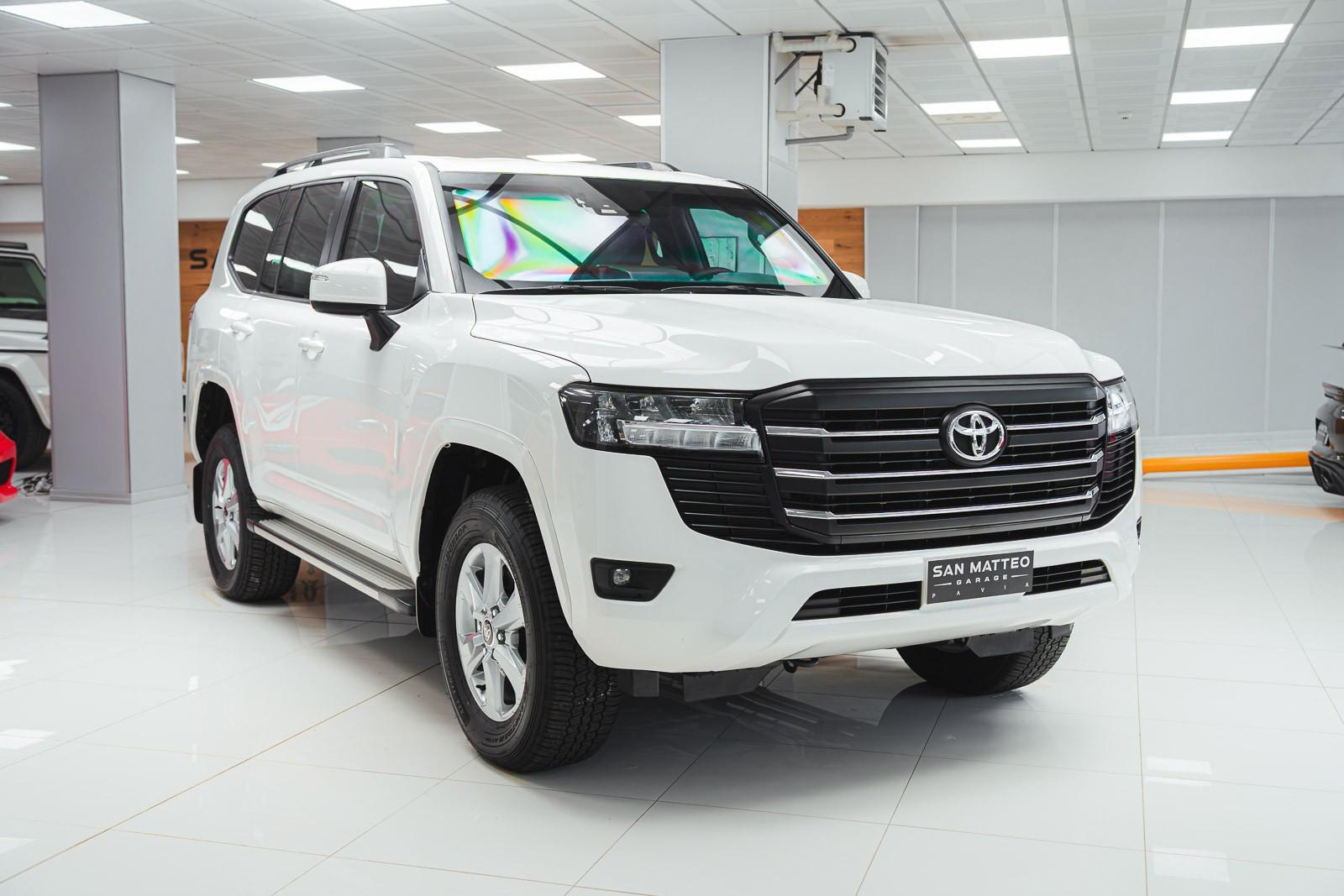 Toyota Land Cruiser LC300 ARMORED B6