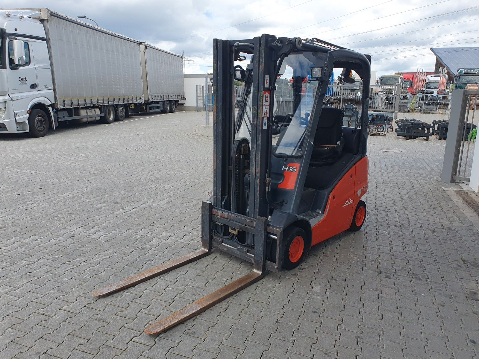 Fahrzeugabbildung Linde H16 T-01 / 4,6m /  nur: 3.260h / Gas / SS
