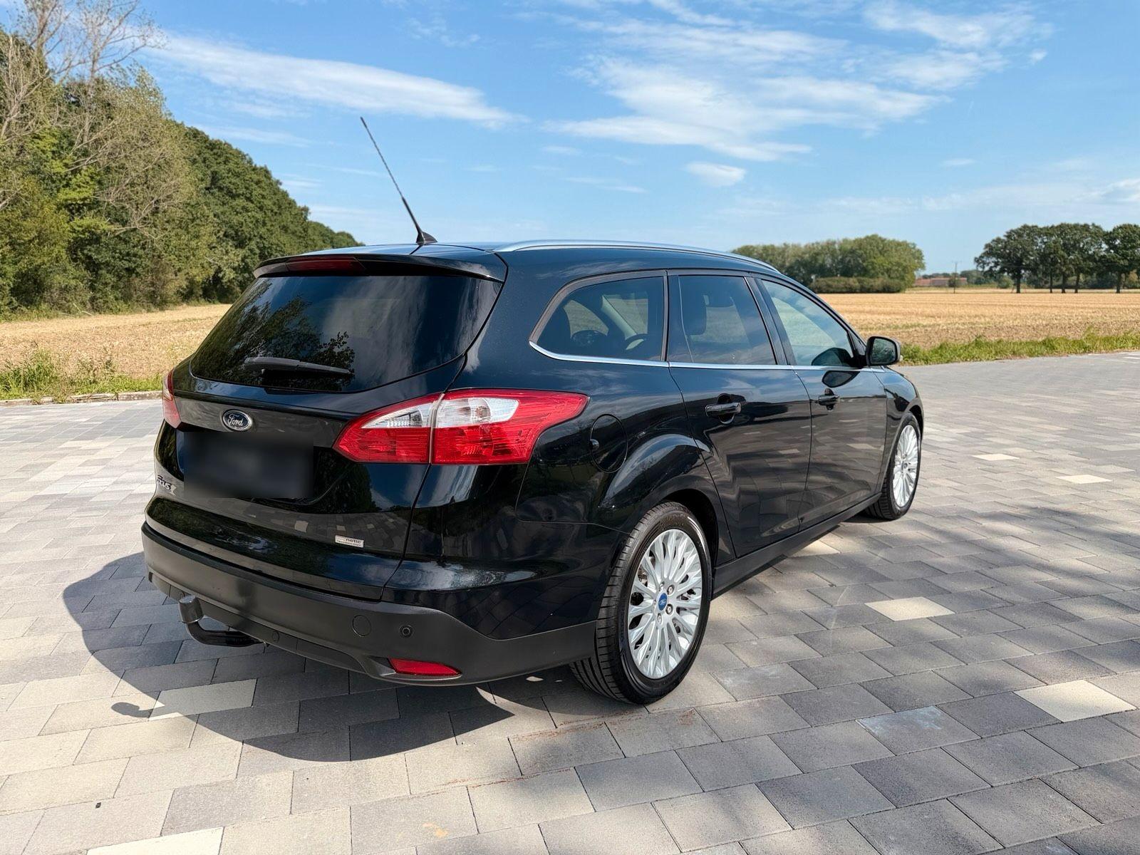 Ford Focus 2012 — interior