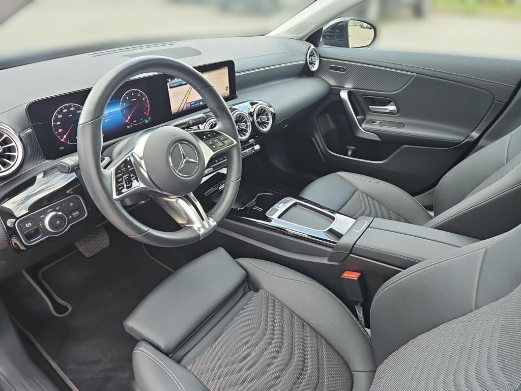 Fahrzeugabbildung Mercedes-Benz CLA 180 SB Night AHK Pano KeyLess Totwi. Ambie.