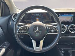 Fahrzeugabbildung Mercedes-Benz GLA 200d Style MULTIBEAM PANO RFK 8-Fach Bereift