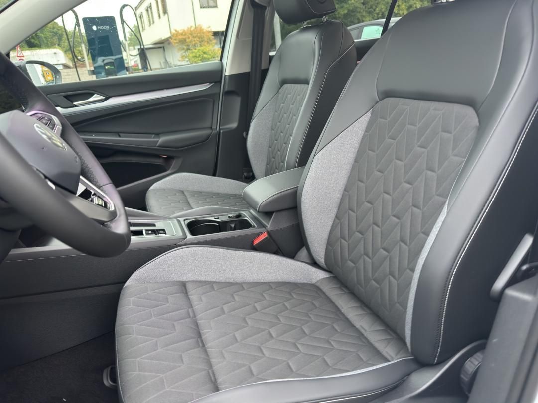 Fahrzeugabbildung Volkswagen Golf VIII 1.5 eTSI W Goal Kamera,LED,Matrix,Navi