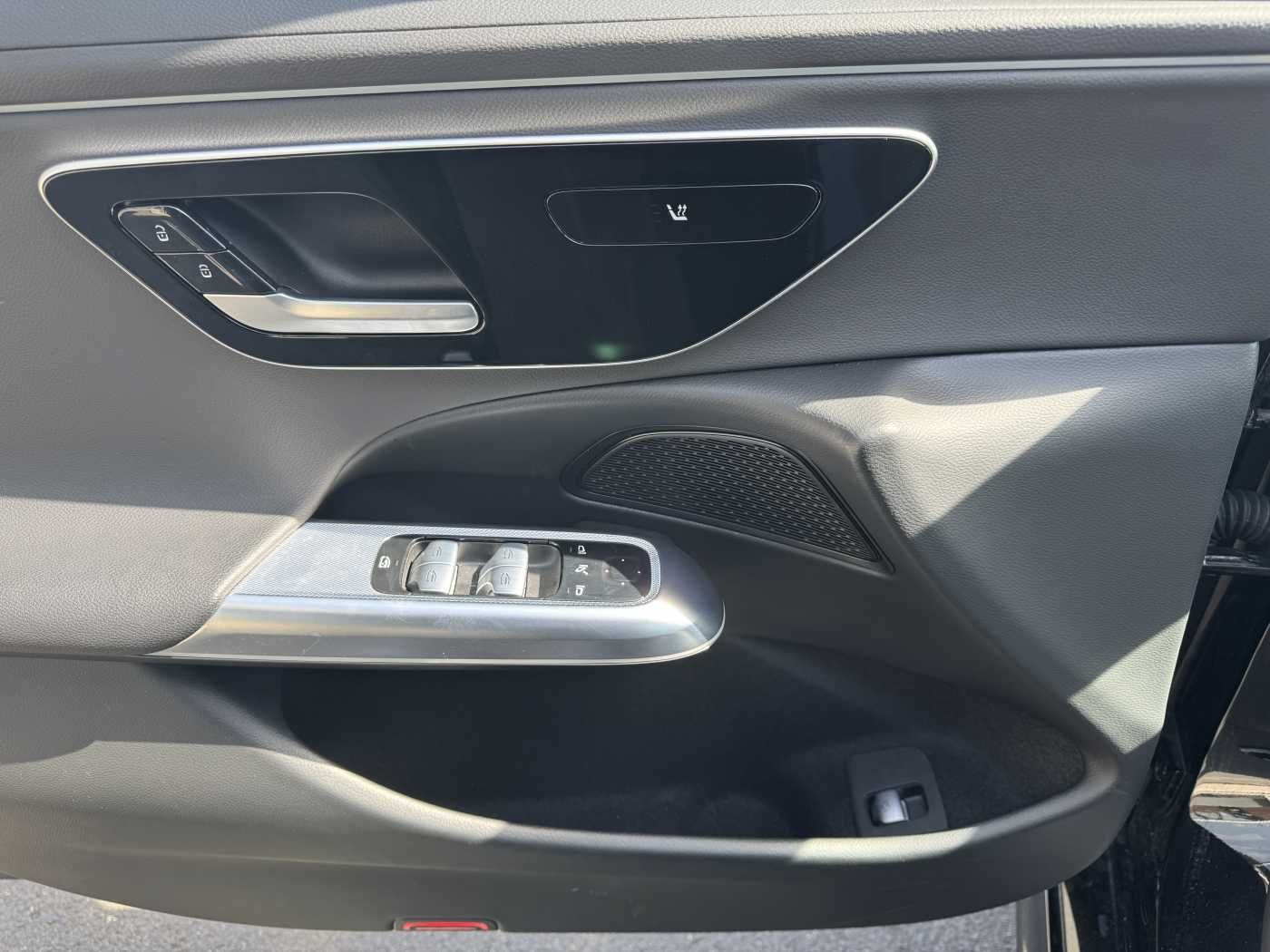 Fahrzeugabbildung Mercedes-Benz E 220 d Avantgarde+Pano+AHK+Distr+19Zoll+MBUX