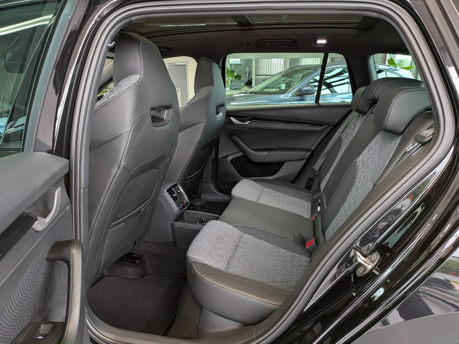 Fahrzeugabbildung SKODA Octavia 2.0TDI Sportline Matrix Canton Pano ACC