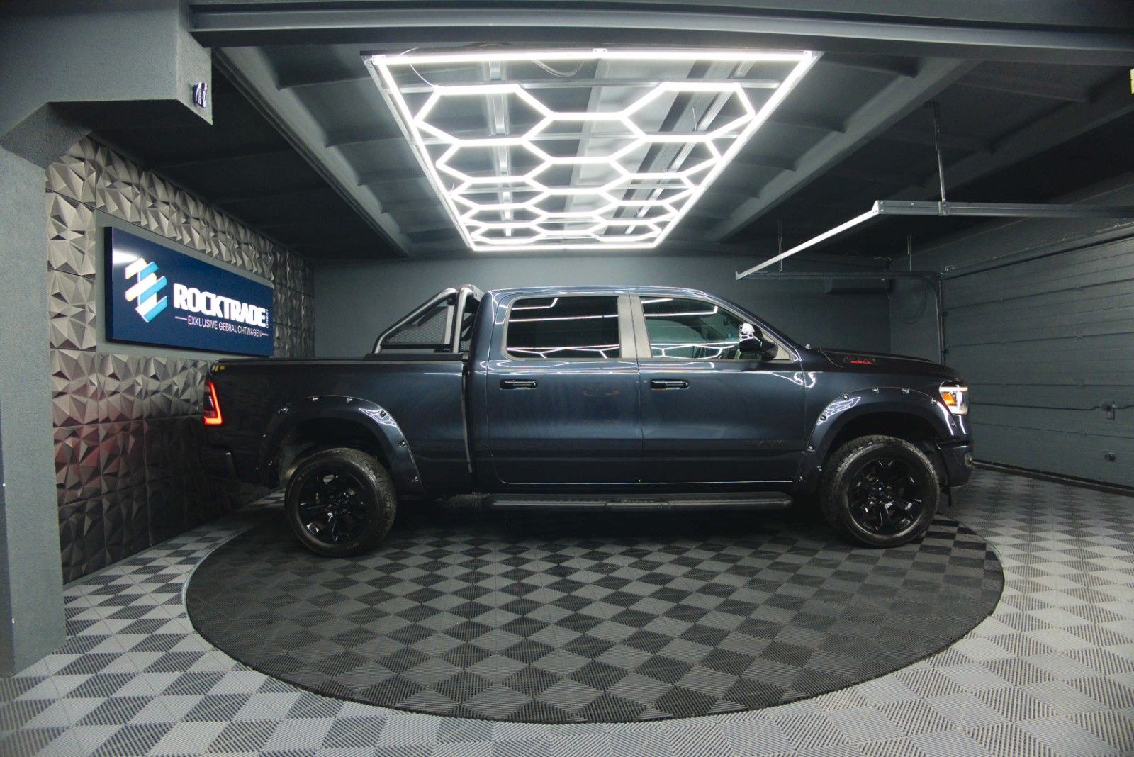 Fahrzeugabbildung Dodge RAM 5.7 V8 HEMI 4x4 OFFROAD Night-Paket LONGBED