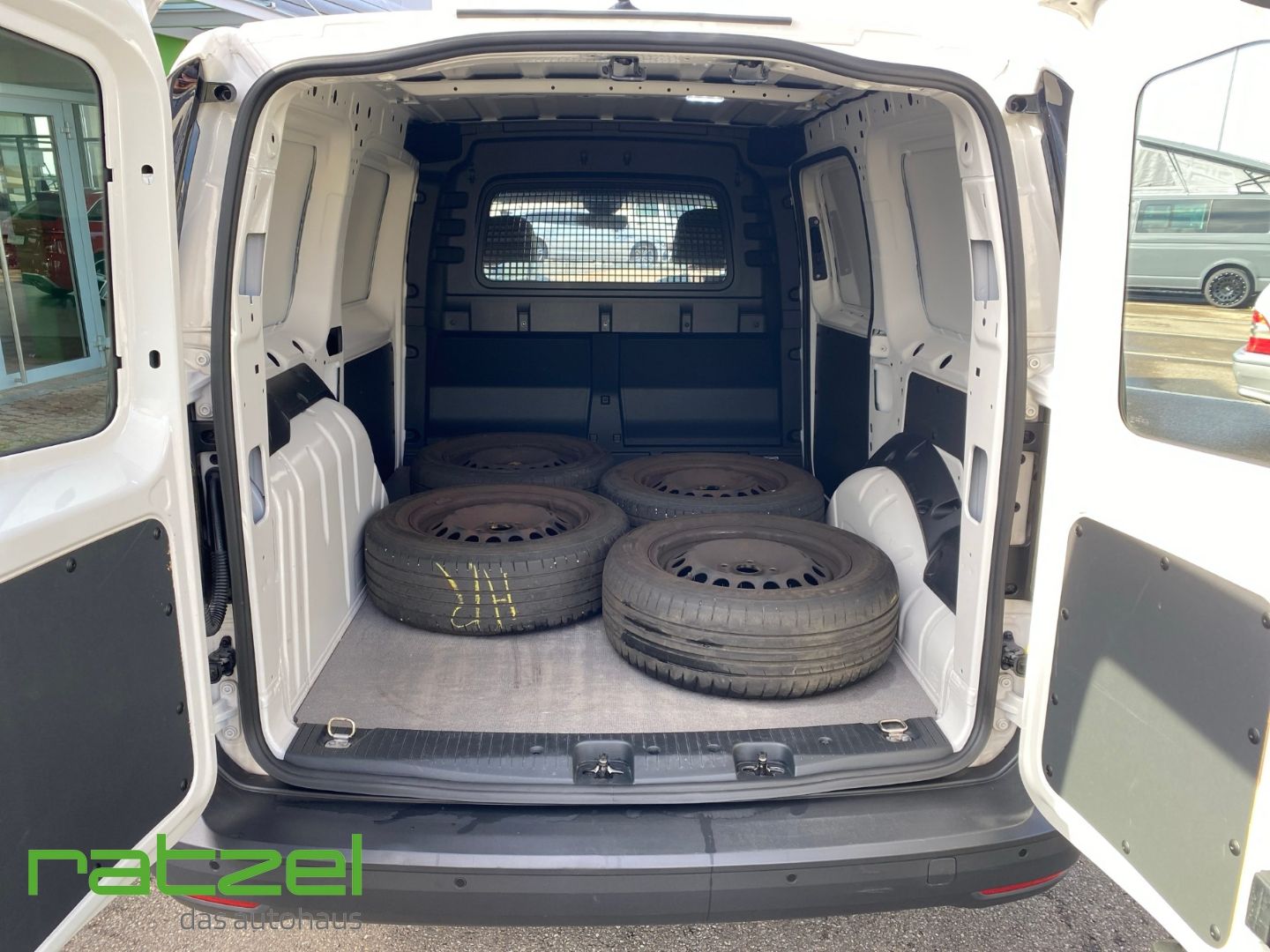 Fahrzeugabbildung Volkswagen Caddy Maxi Cargo LR 2.0 TDI DAB SHZ Temp PDC