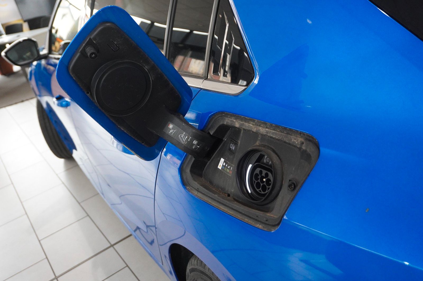 Fahrzeugabbildung Opel Astra L Lim. 1.6 HYBRID ELEGANCE NAVI/LED/SH/AHK