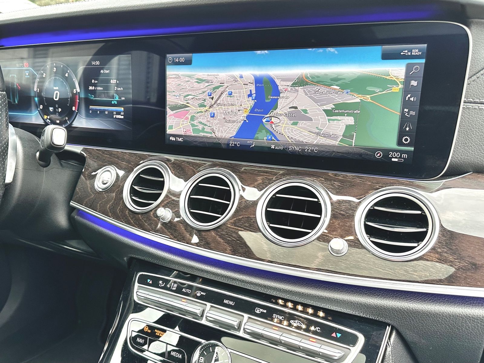 Fahrzeugabbildung Mercedes-Benz E 350 d T AMG LINE 4MATIC*PANO+M.2018*