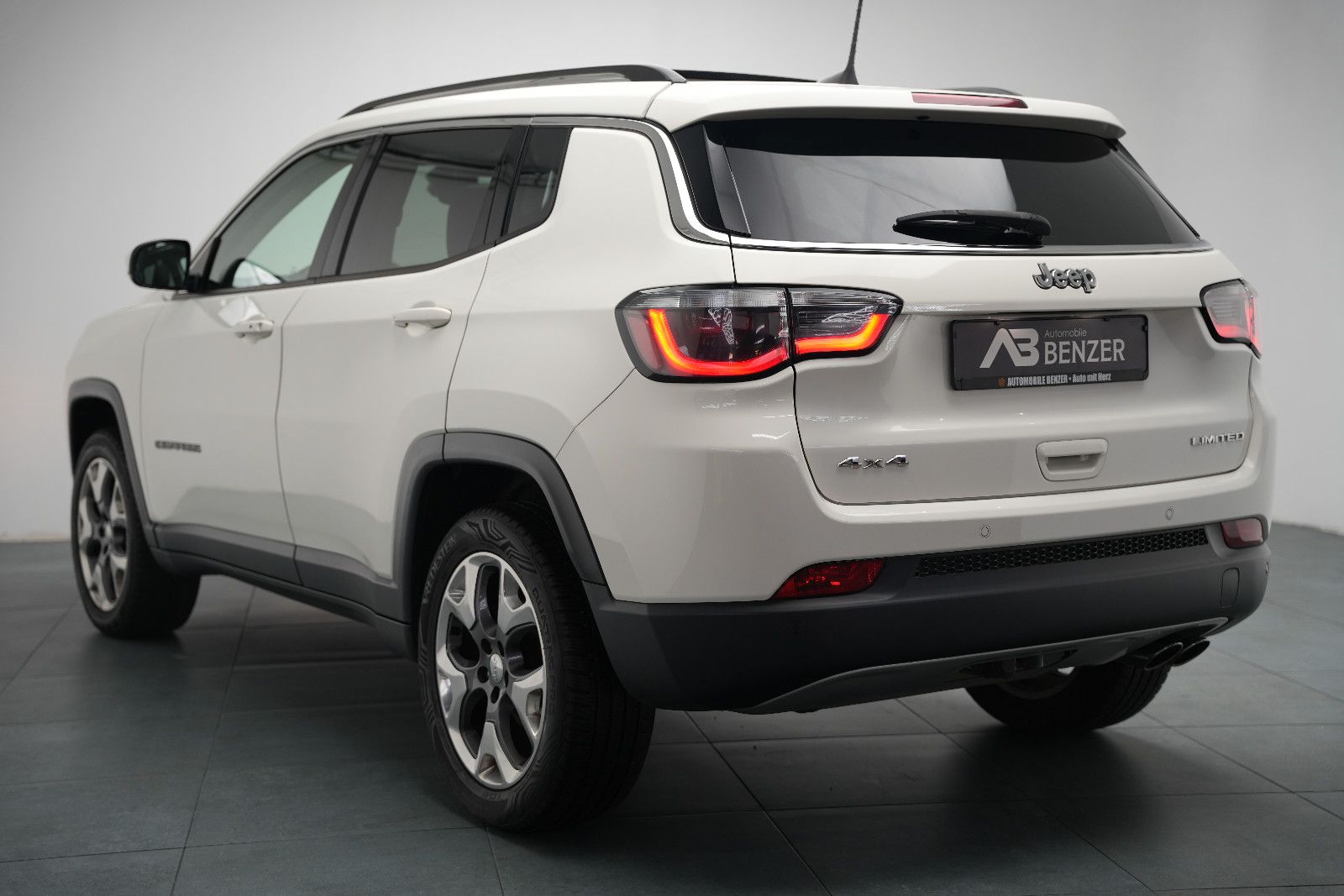Fahrzeugabbildung Jeep Compass Limited 4WD /PANO/SHZ/L-HEIZ/PDC