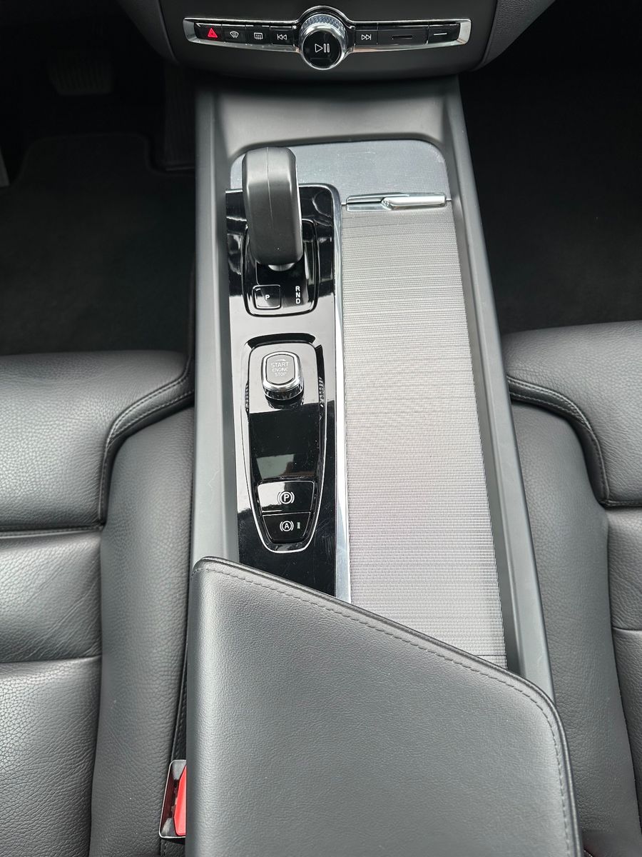 Fahrzeugabbildung Volvo XC60 B5 AWD Ultimate Dark NAV+LED+PANO+AHK+STHZ