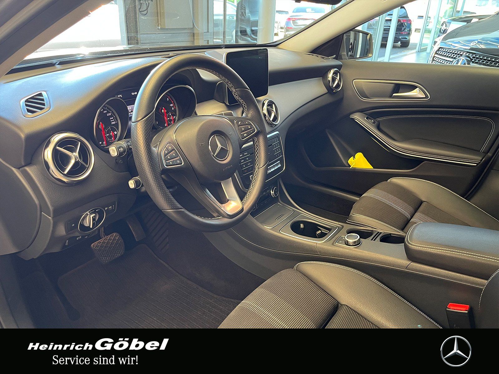 Fahrzeugabbildung Mercedes-Benz GLA 220 d URBAN+COMAND+PANO+KAMERA+TOTWINKEL+SMI