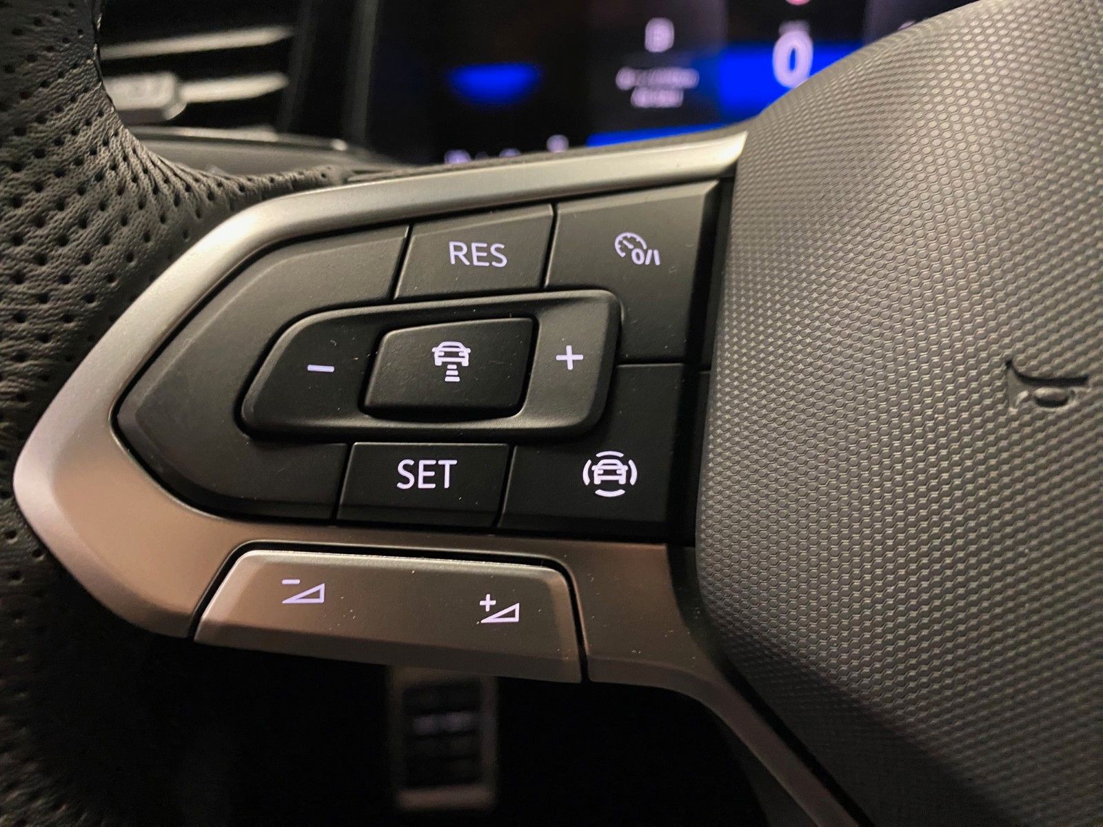 Fahrzeugabbildung Volkswagen T-Roc 2.0 TDI DSG R-Line+AHK+Black Style+19"ALU+