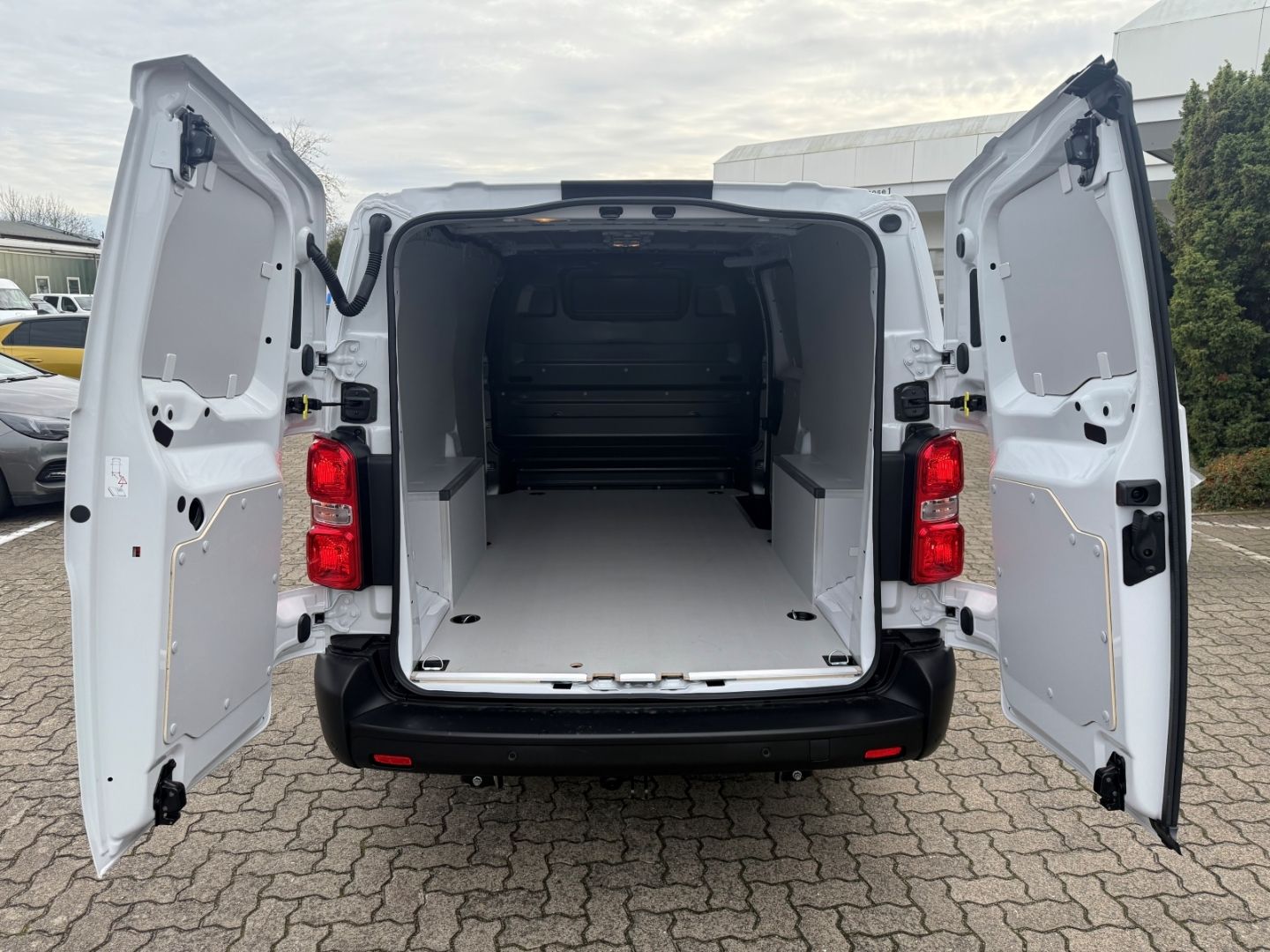 Fahrzeugabbildung Opel Vivaro Opel Kasten XL LED+AHK+Laderaumschutz