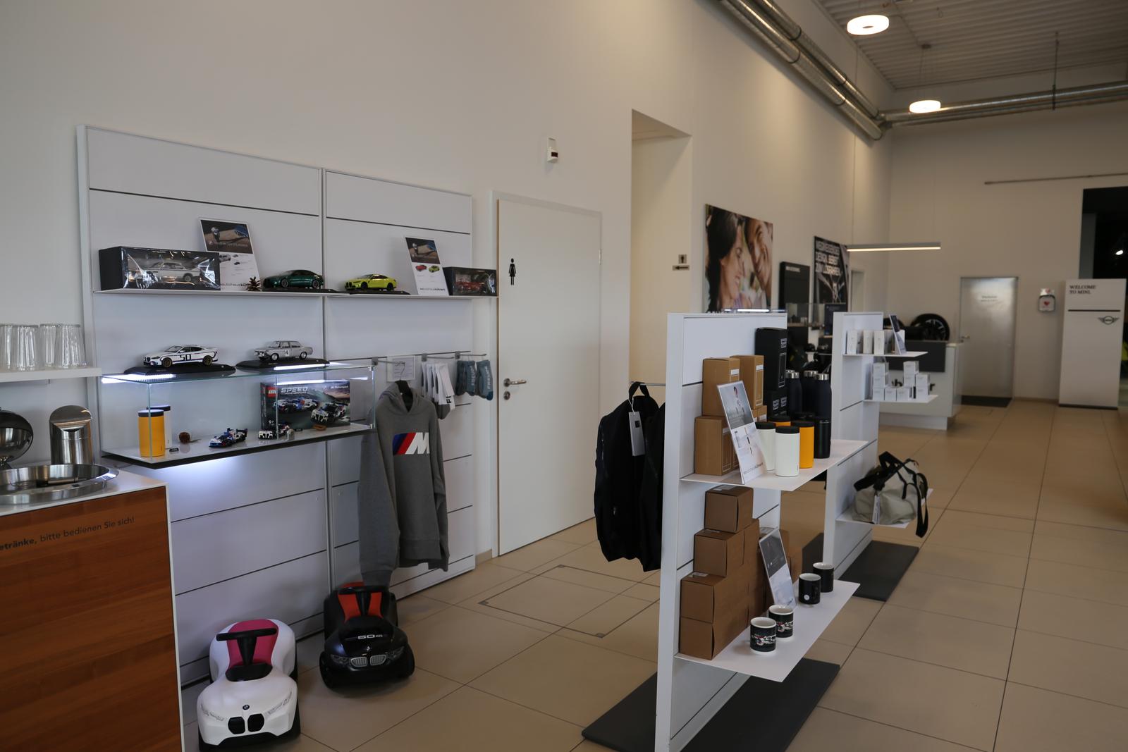 showroom-image-top