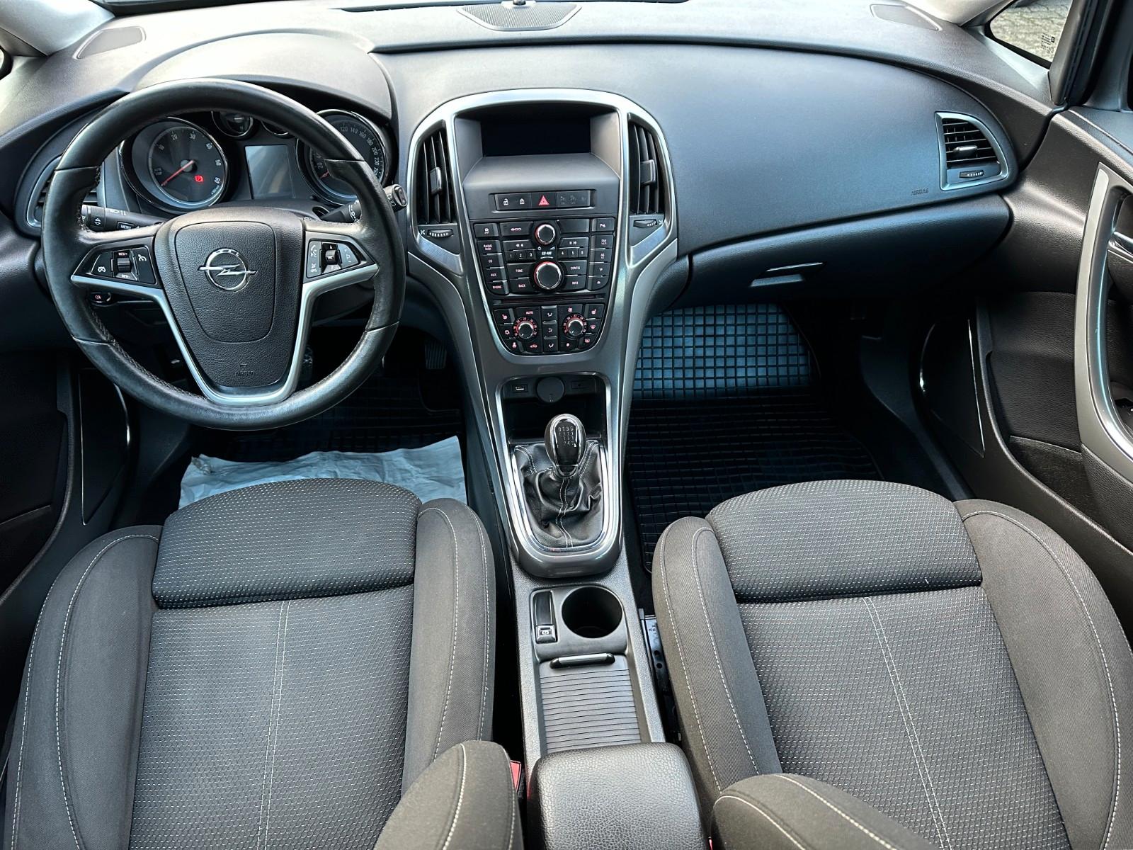 Opel Astra 2011 — photo 10