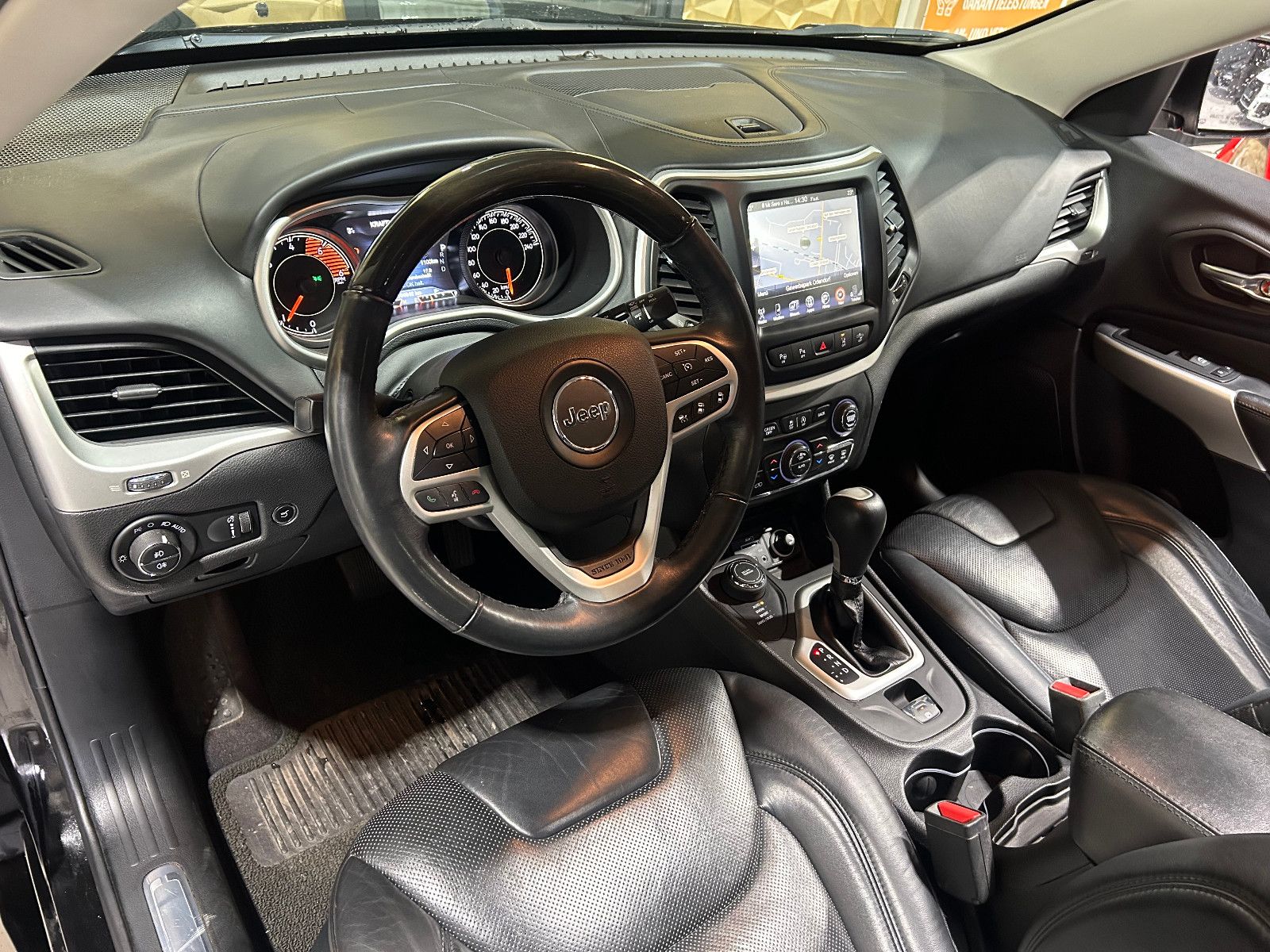 Fahrzeugabbildung Jeep Cherokee M-Jet Overland 4WD/BI-XENON/PANO/MEMORY