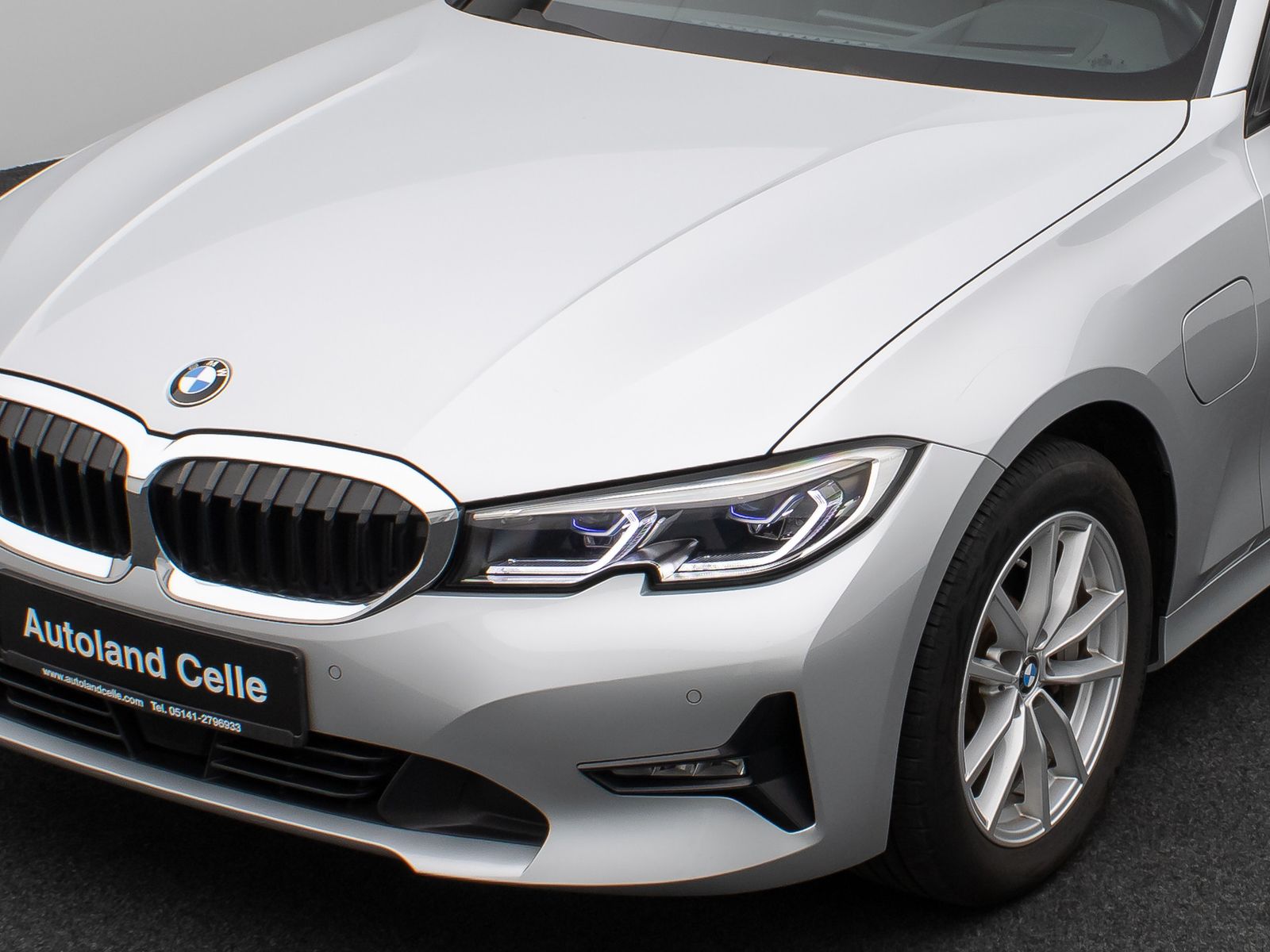 Fahrzeugabbildung BMW 330e  Laser Glasdach HUD H/K Stop&Go AHK Komfort