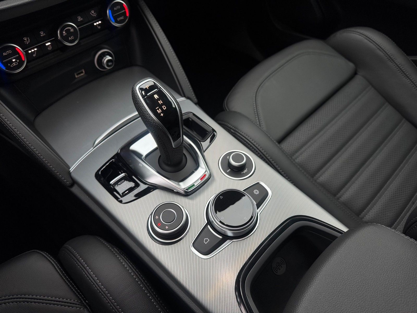 Fahrzeugabbildung Alfa Romeo VELOCE 280 PS AT8 Q4 MEMORY KAMERA LEDER