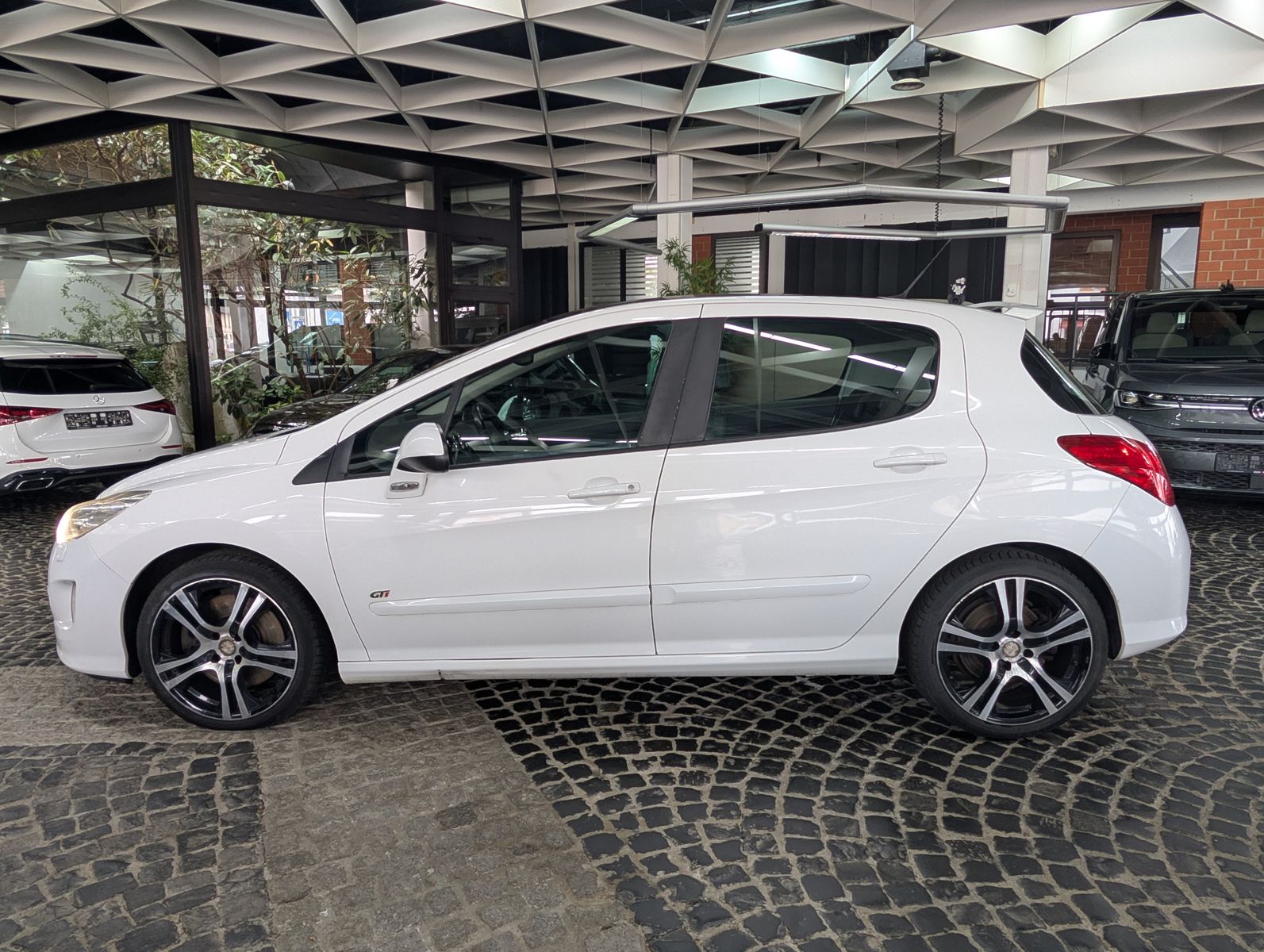 Fahrzeugabbildung Peugeot 308 GTi LEDER PANO XENON TEMP PDC NAVI 18-ZOLL
