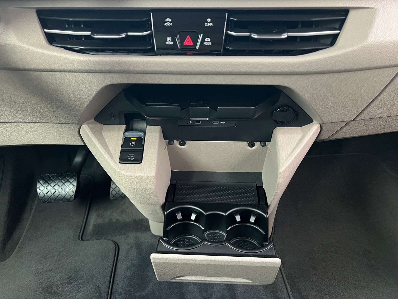 Fahrzeugabbildung Volkswagen Multivan T7 Life 1.5 TSI eHybrid 4MOTION DSG *AH