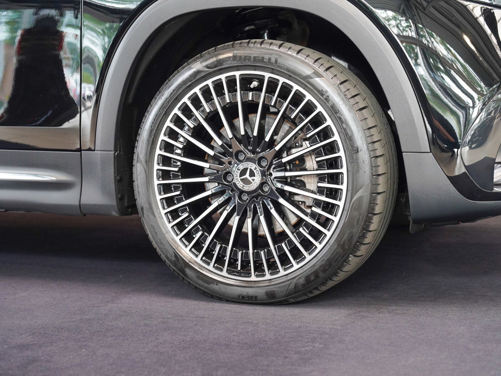 Mercedes-Benz EQB 250 AMG-Line Vielspeichenrad Ambientelicht imagem 2