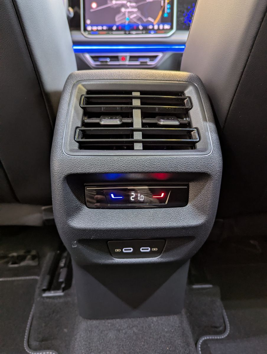 Fahrzeugabbildung Volkswagen Tiguan 2.0TDI R-Line 4M Pano Black Matrix AHK 20