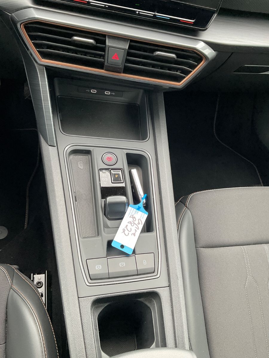 Fahrzeugabbildung CUPRA Leon Sportstourer 1.5 eTSI DSG,Kamera,18,LED
