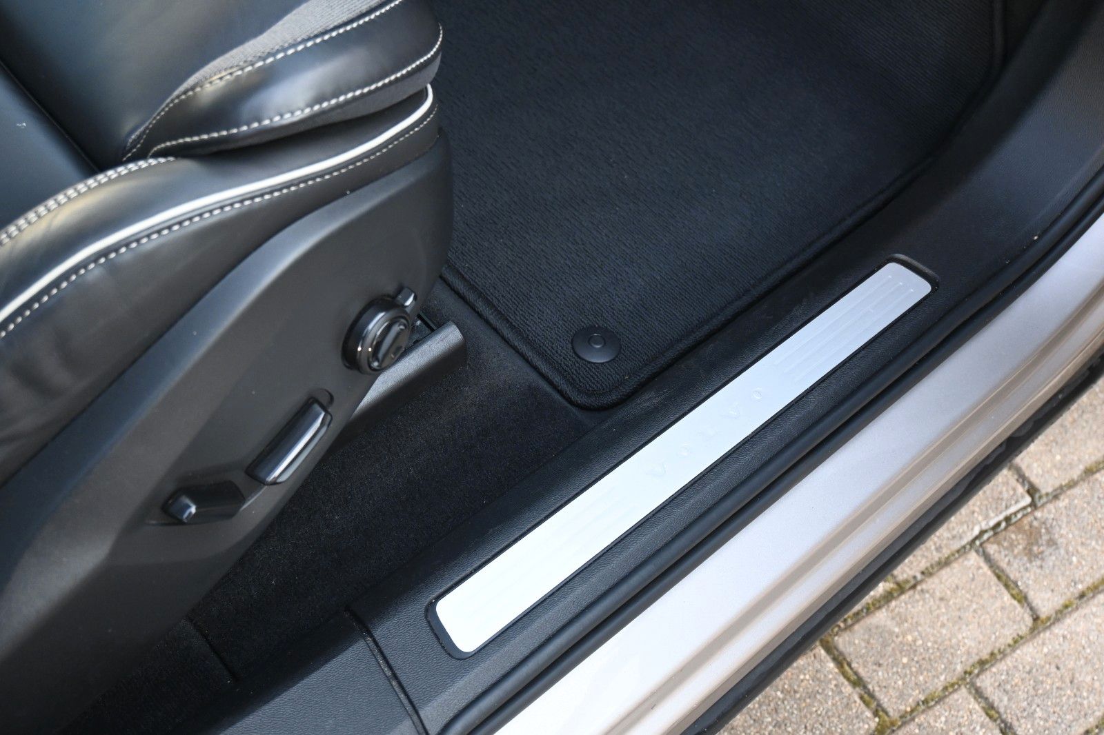 Fahrzeugabbildung Volvo XC60 B4 AWD Plus Dark*LED*PANO*STHZ*H&K*360°*AHK