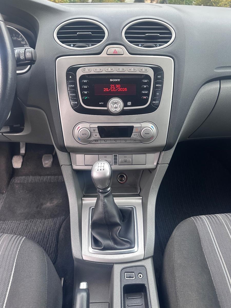 Ford Focus 2010 — photo 13